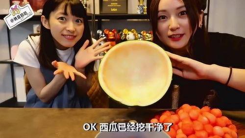 网络吃瓜图片搞笑女,吃瓜女生表情包，笑出腹肌！