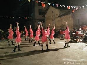 农村舞台表演吃瓜视频,吃瓜群众围观欢乐现场