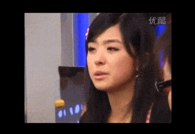 吃瓜边吃边哭的视频