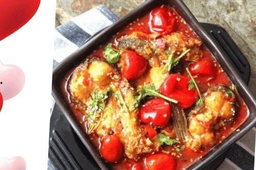 野外聚餐吃瓜,瓜果飘香，共享欢乐时光