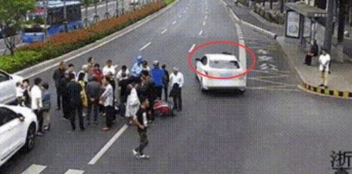 吃瓜群众发生车祸,惊心动魄的生死瞬间