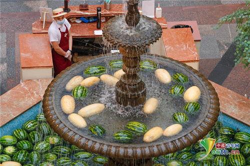 喷泉广场吃瓜,吃瓜群众的欢乐盛宴